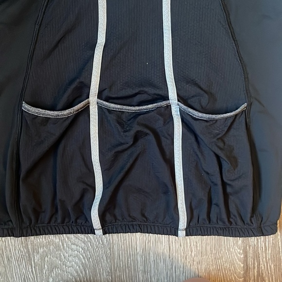 Lululemon Cycling Shirt black lined in gray has three back pockets quarter zip - Picture 9 of 11